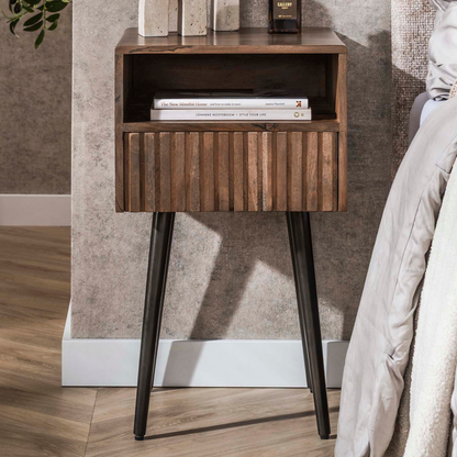 Nachttisch CARVE DRIFTWOOD Massivholz-Konsole mit 3D-Rillenfront, offenem Fach & Bronze-Gestell 61 cm