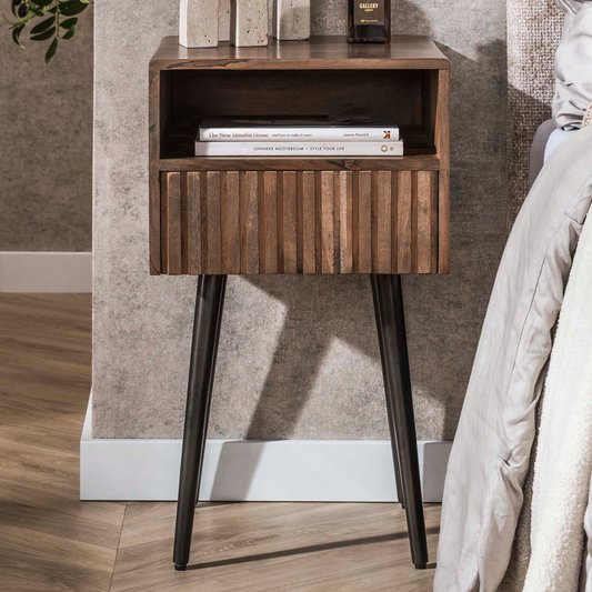 Nachttisch CARVE DRIFTWOOD Massivholz-Konsole mit 3D-Rillenfront, offenem Fach & Bronze-Gestell 61 cm