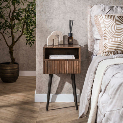 Nachttisch CARVE DRIFTWOOD Massivholz-Konsole mit 3D-Rillenfront, offenem Fach & Bronze-Gestell 61 cm
