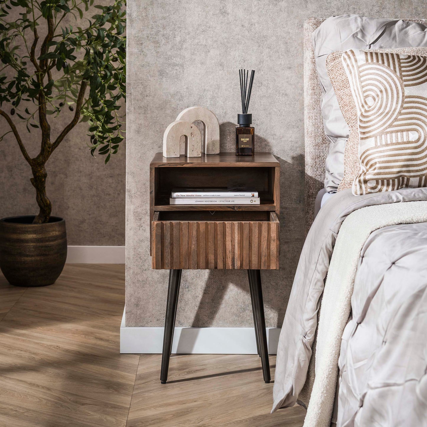 Nachttisch CARVE DRIFTWOOD Massivholz-Konsole mit 3D-Rillenfront, offenem Fach & Bronze-Gestell 61 cm