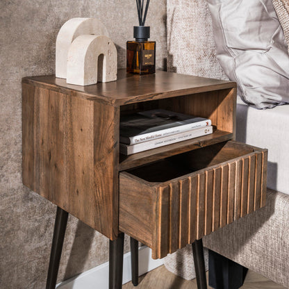 Nachttisch CARVE DRIFTWOOD Massivholz-Konsole mit 3D-Rillenfront, offenem Fach & Bronze-Gestell 61 cm