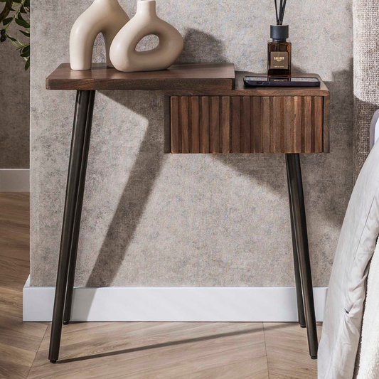 Nachttisch CARVE DRIFTWOOD Asymmetrische Massivholz-Konsole mit 3D-Rillenfront 60 cm
