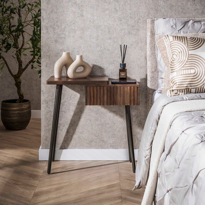 Nachttisch CARVE DRIFTWOOD Asymmetrische Massivholz-Konsole mit 3D-Rillenfront 60 cm