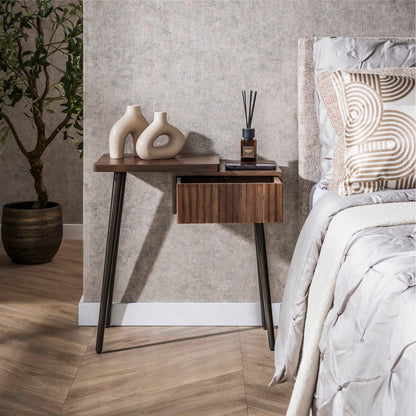 Nachttisch CARVE DRIFTWOOD Asymmetrische Massivholz-Konsole mit 3D-Rillenfront 60 cm