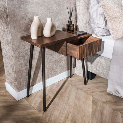 Nachttisch CARVE DRIFTWOOD Asymmetrische Massivholz-Konsole mit 3D-Rillenfront 60 cm