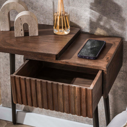 Nachttisch CARVE DRIFTWOOD Asymmetrische Massivholz-Konsole mit 3D-Rillenfront 60 cm