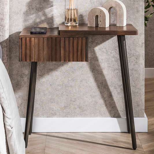 Nachttisch CARVE DRIFTWOOD Asymmetrische Massivholz-Konsole mit 3D-Rillenfront 60 cm