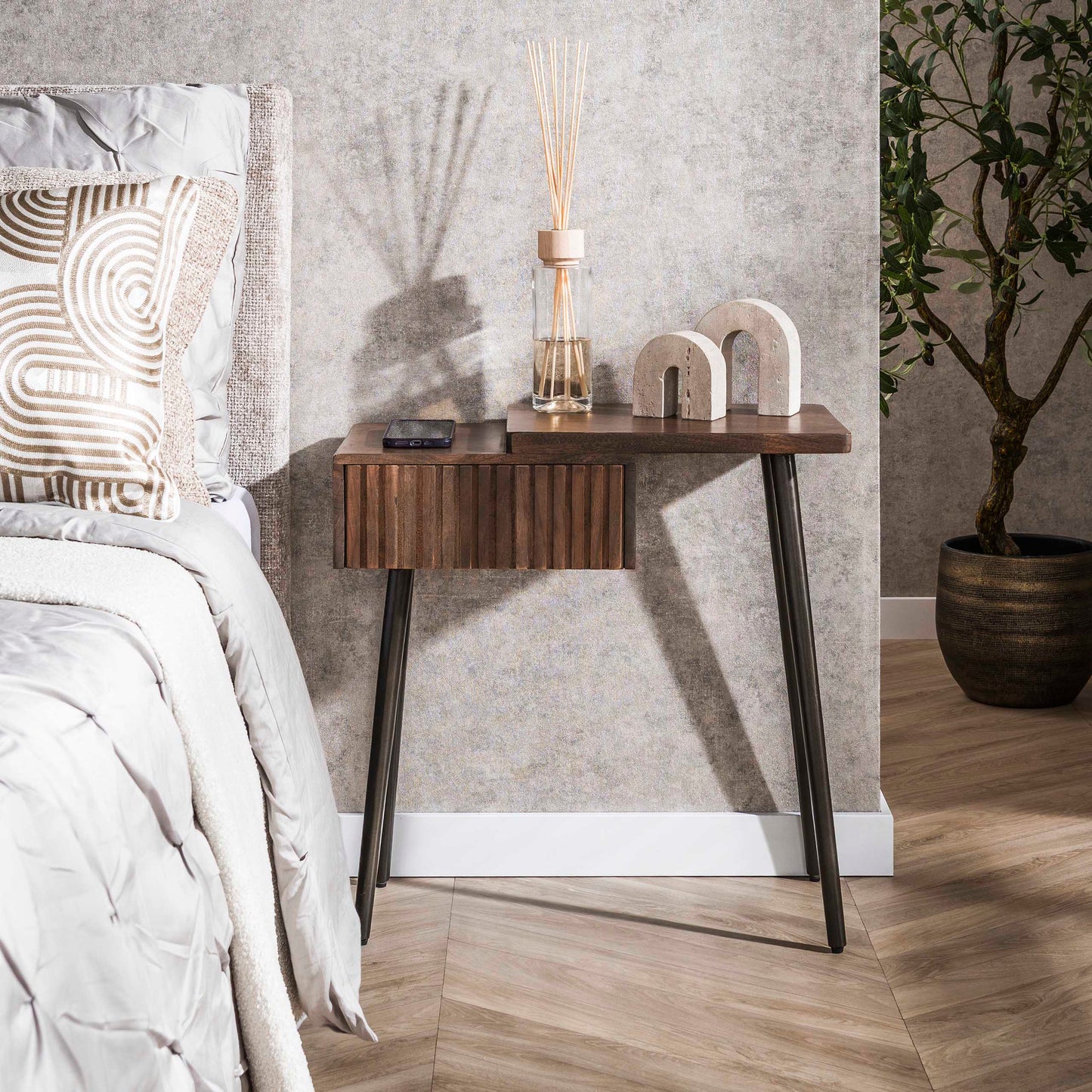 Nachttisch CARVE DRIFTWOOD Asymmetrische Massivholz-Konsole mit 3D-Rillenfront 60 cm