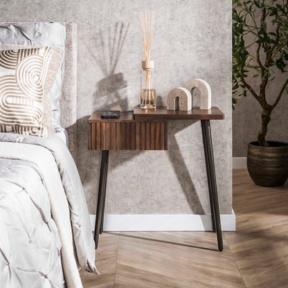 Nachttisch CARVE DRIFTWOOD Asymmetrische Massivholz-Konsole mit 3D-Rillenfront 60 cm