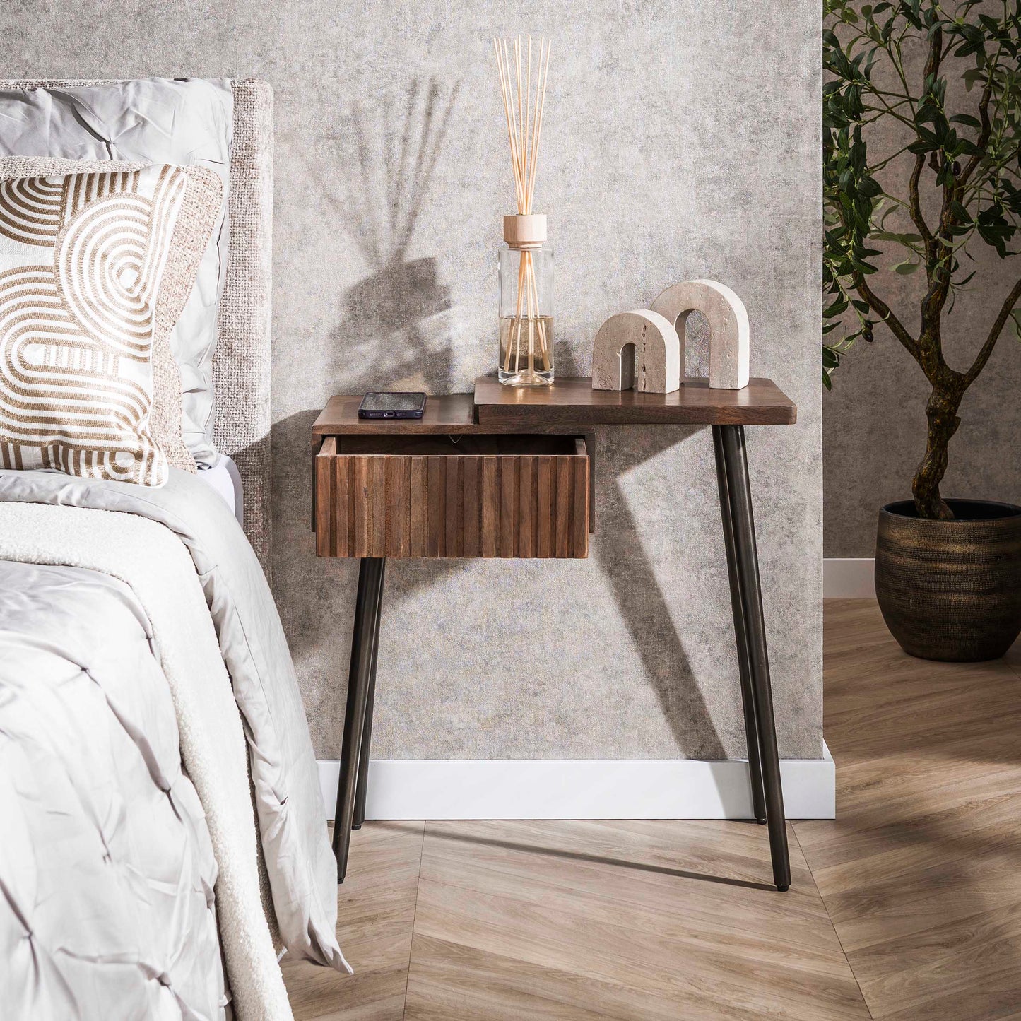 Nachttisch CARVE DRIFTWOOD Asymmetrische Massivholz-Konsole mit 3D-Rillenfront 60 cm