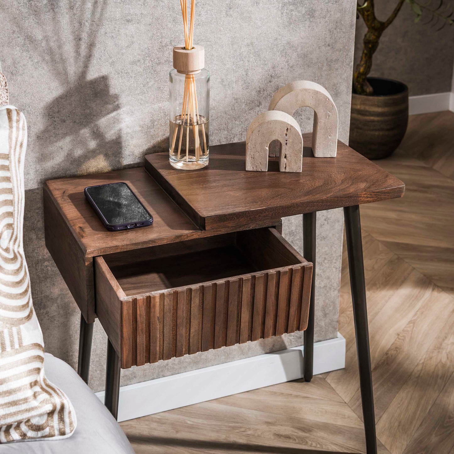 Nachttisch CARVE DRIFTWOOD Asymmetrische Massivholz-Konsole mit 3D-Rillenfront 60 cm