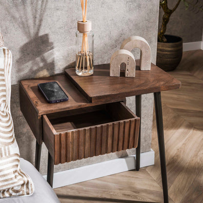 Nachttisch CARVE DRIFTWOOD Asymmetrische Massivholz-Konsole mit 3D-Rillenfront 60 cm
