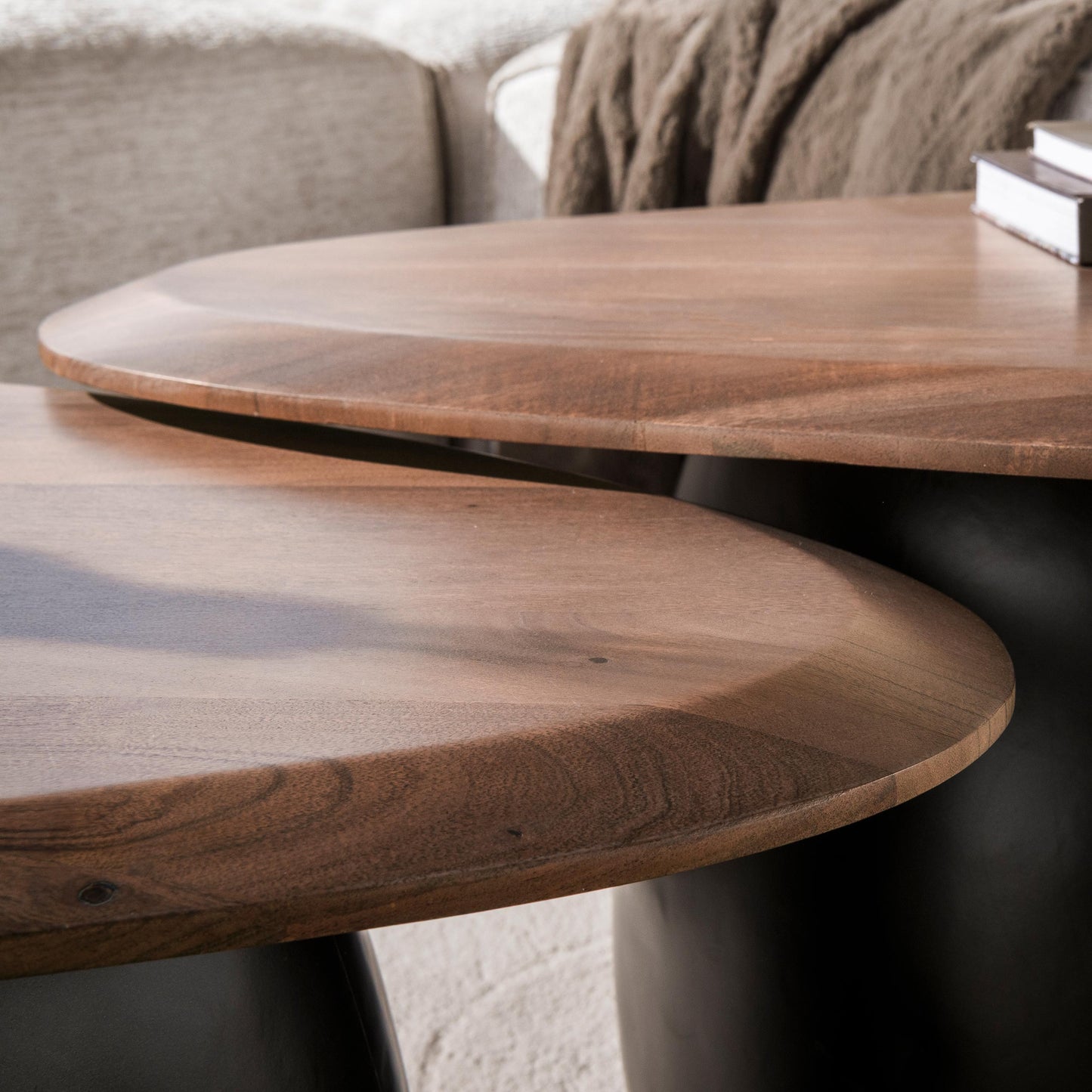 Couchtisch GOCCIA 2-teiliges Satztisch-Duo mit skulpturalem Metallgestell