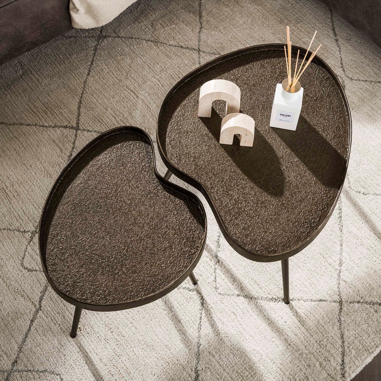 Couchtisch-Set CONTORNO BRONZO Nierenförmige Tablett-Satztische in Liquid-Metal