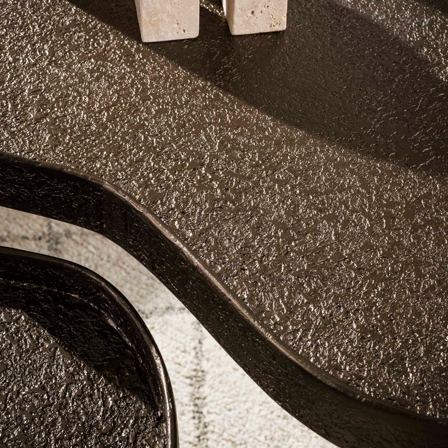Couchtisch-Set CONTORNO BRONZO Nierenförmige Tablett-Satztische in Liquid-Metal