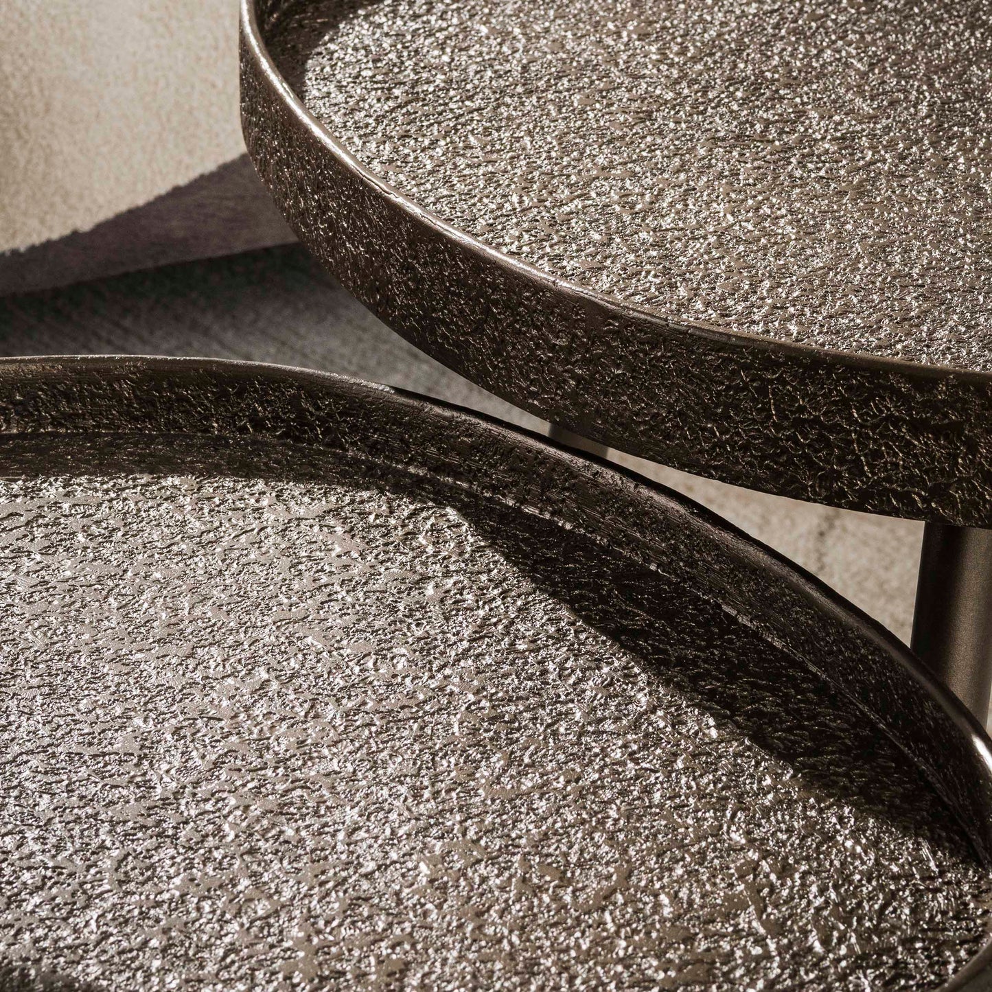 Couchtisch-Set CONTORNO TRIANGOLO Dreieckige Tablett-Satztische in Liquid-Metal