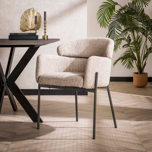 Armlehnstuhl CURVA Eleganter Bouclé- Polsterstuhl mit geschwungener Rückenlehne & Stahlgestell Beige