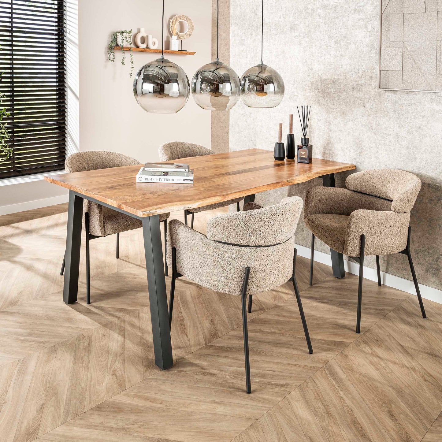 Armlehnstuhl CURVA Eleganter Bouclé- Polsterstuhl mit geschwungener Rückenlehne & Stahlgestell Beige