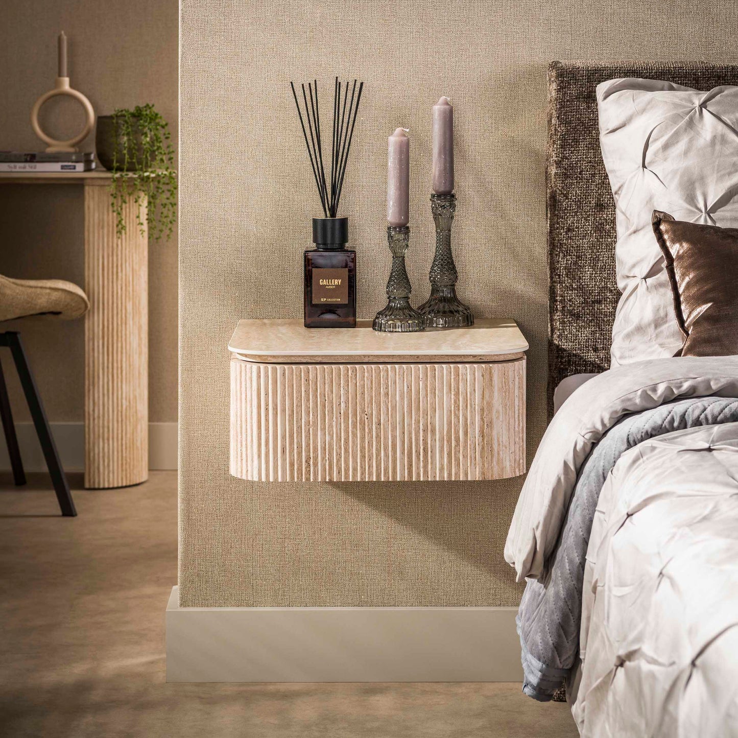 Nachttisch ROMANO ARCH Schwebende Monolith-Konsole im Travertin-Look mit 3D-Rillenstruktur 45 cm