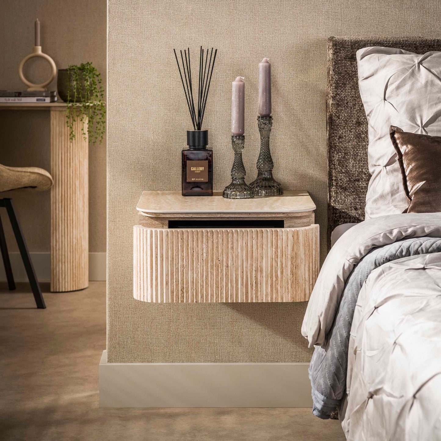Nachttisch ROMANO ARCH Schwebende Monolith-Konsole im Travertin-Look mit 3D-Rillenstruktur 45 cm