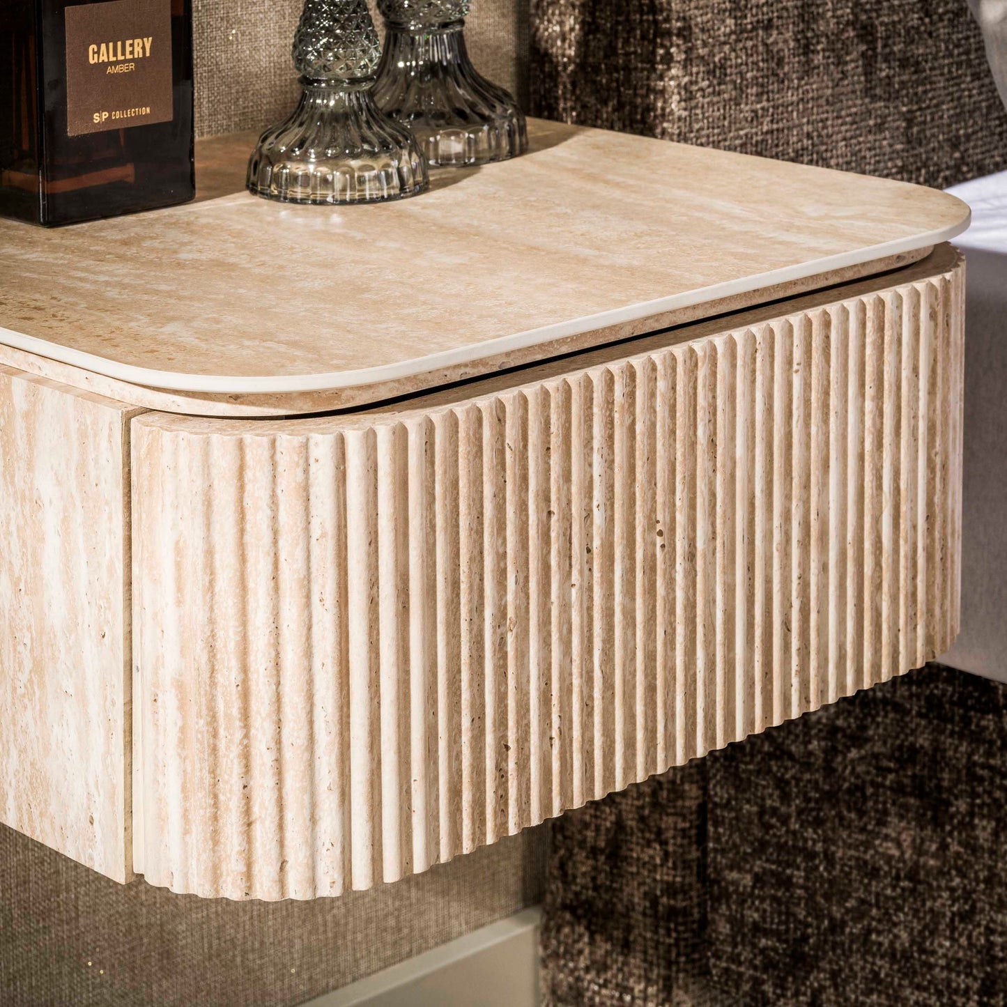 Nachttisch ROMANO ARCH Schwebende Monolith-Konsole im Travertin-Look mit 3D-Rillenstruktur 45 cm
