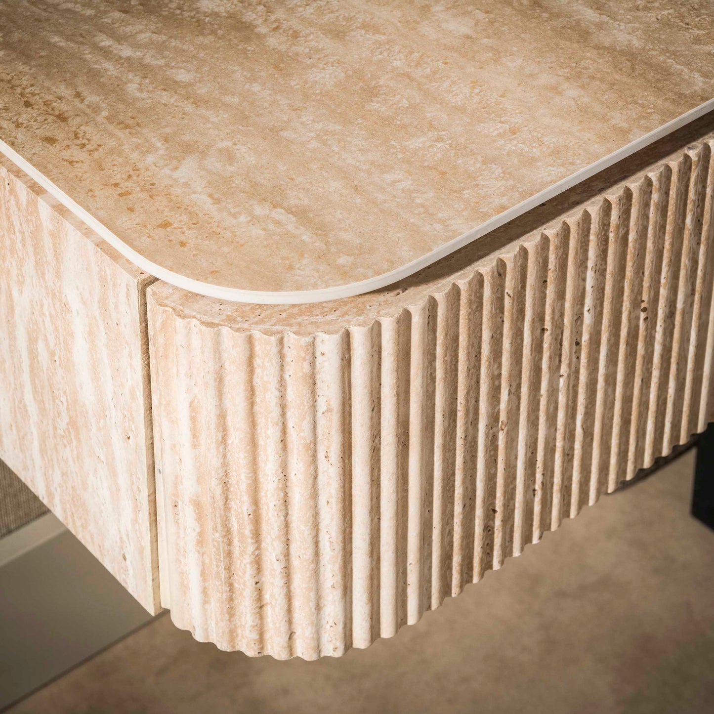 Nachttisch ROMANO ARCH Schwebende Monolith-Konsole im Travertin-Look mit 3D-Rillenstruktur 45 cm