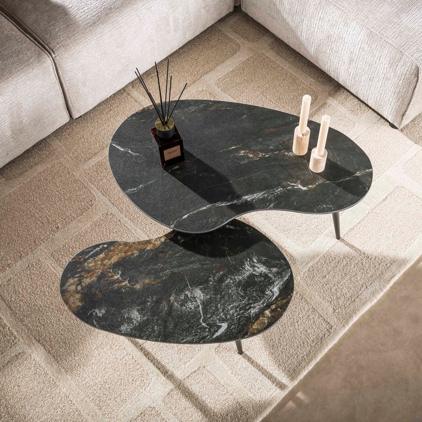 Couchtisch-Set FOSSILE CURVO Nierenförmige Satztische in dunkler Marmor-Keramik
