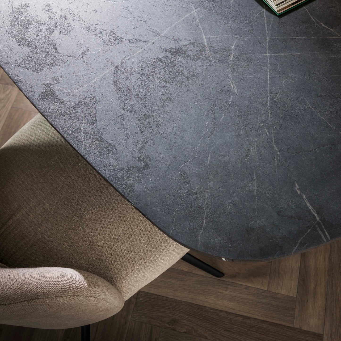 Esstisch ONYX CROCE GRANDE XXL Dänisch-Ovaler Tisch in dunkler Graphit-Steinoptik