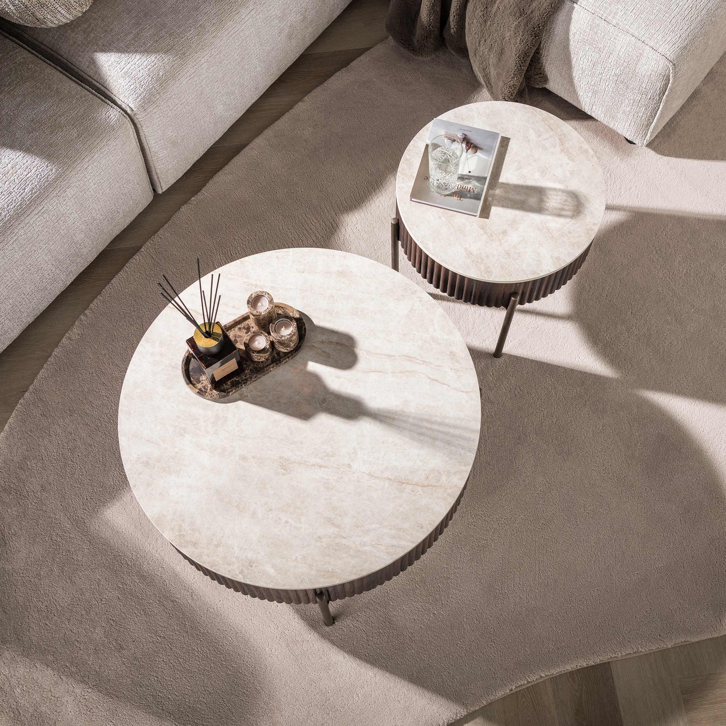 Couchtisch-Set CERAMO 2-teiliges Rundtisch-Set mit 3D-Keramikplatte & Wellen-Dekor 80 cm