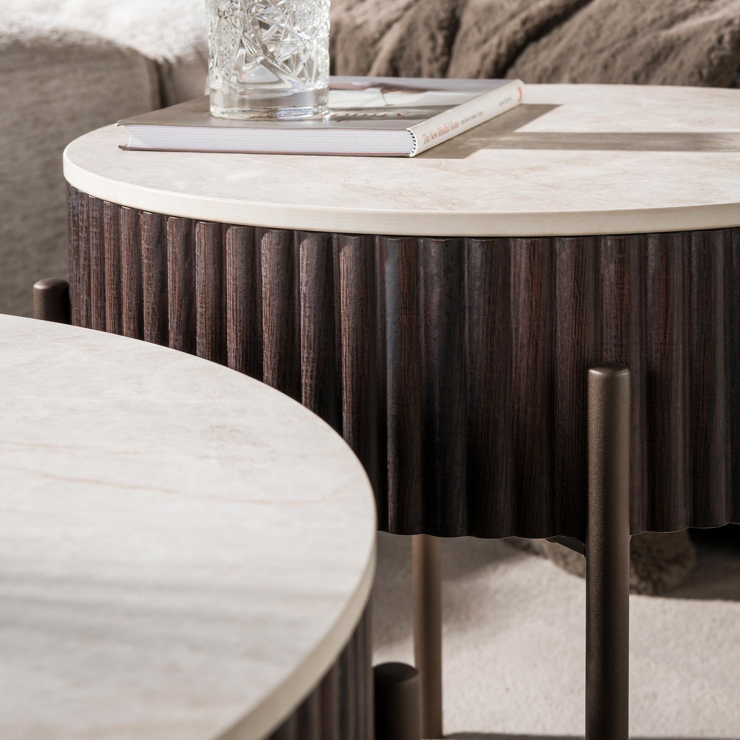 Couchtisch-Set CERAMO 2-teiliges Rundtisch-Set mit 3D-Keramikplatte & Wellen-Dekor 80 cm