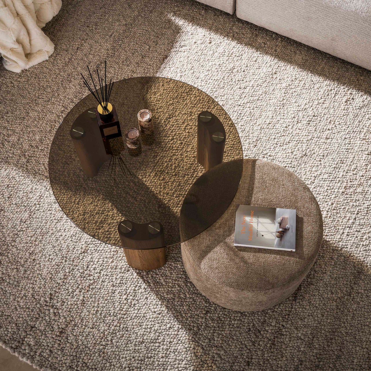 Couchtisch-Set TINTO LOUNGE Runder Glastisch (Rauchglas) inkl. Chenille-Pouf in Sand