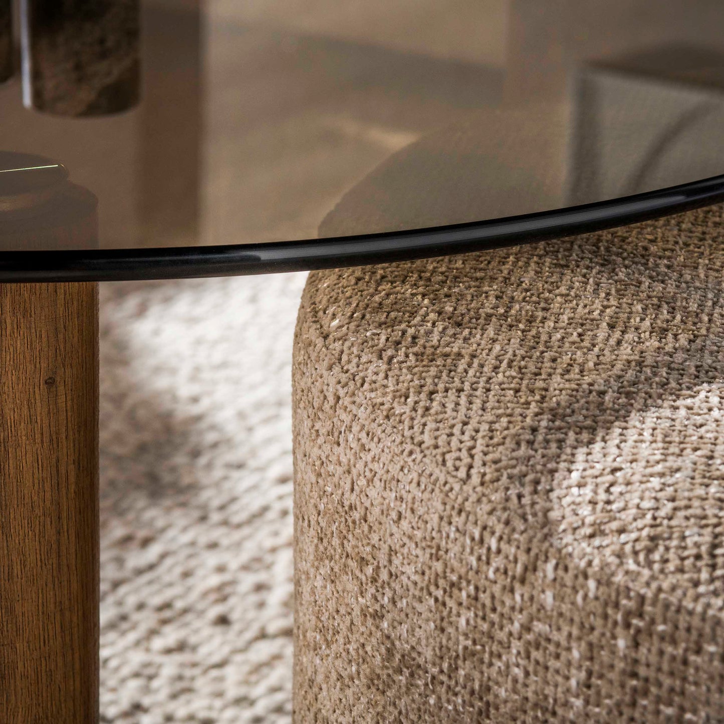 Couchtisch-Set TINTO LOUNGE Runder Glastisch (Rauchglas) inkl. Chenille-Pouf in Sand