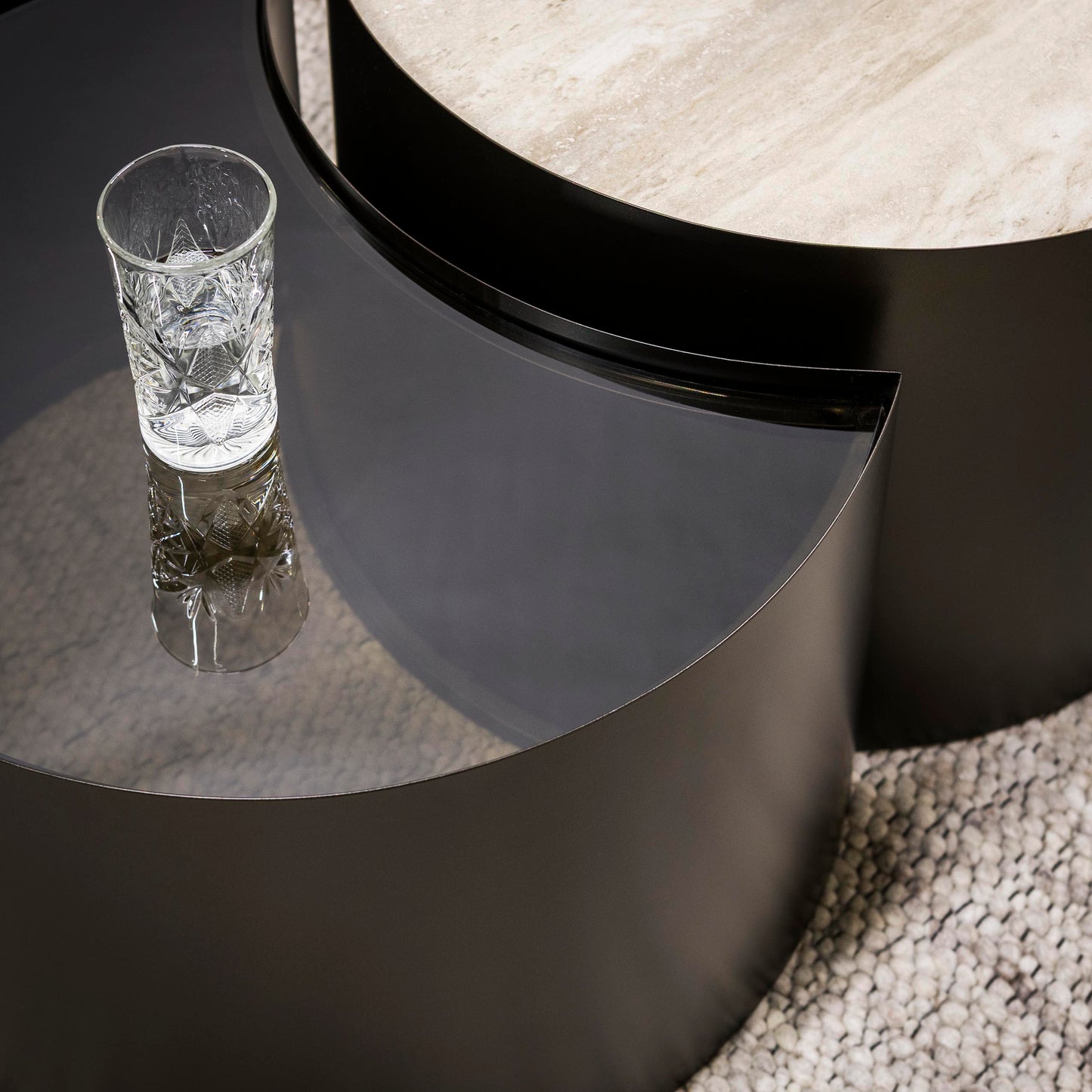 Couchtisch-Set VITTORIO MEZZALUNA Halbmond-Satztische aus Keramik, Glas & Bronze