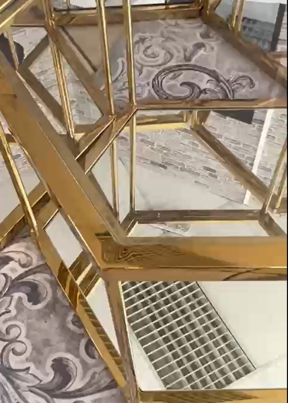 Couchtisch 4er Set hexagon Form mit Spiegelboden vergoldetem Rahmen