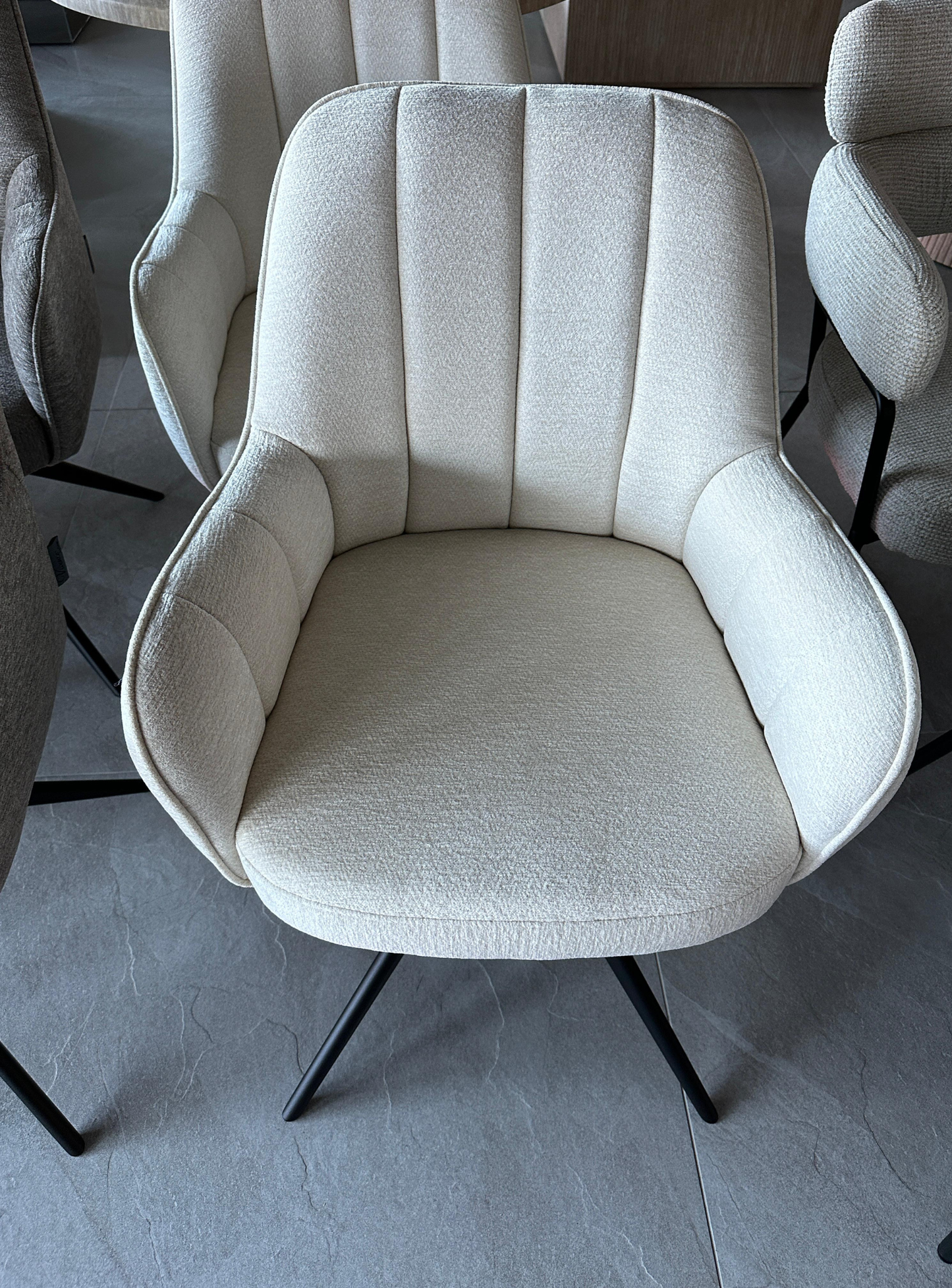 Esszimmerstuhl AVOLA Eleganter Polsterstuhl in Beige mit Armlehnen Beige