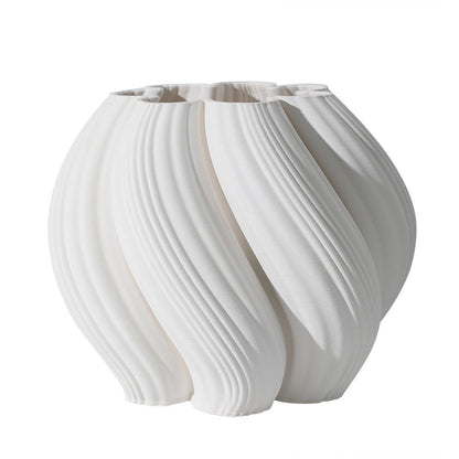 Design-Vase LUCA Skulpturale Keramikvase mit gedrehtem 3D-Rippenmuster