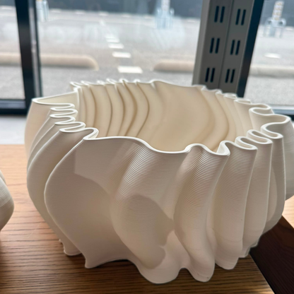 Design-Dekoschale ELLA Skulpturale Keramikschale mit 3D-Falten-Optik Ø37X14 CM